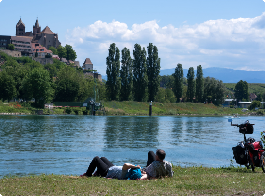 Famille trinquant au bord du Rhin