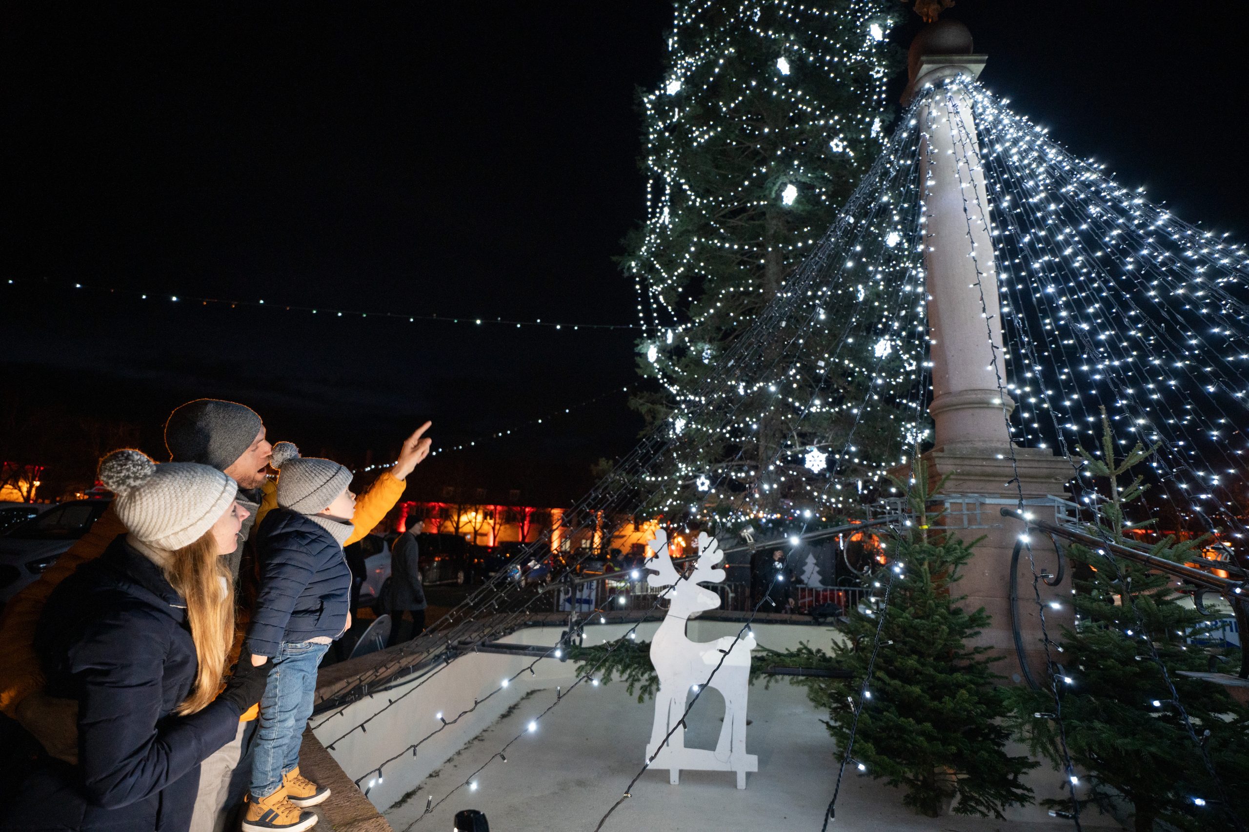 Famille observant les illuminations du sapin de Neuf-Brisach