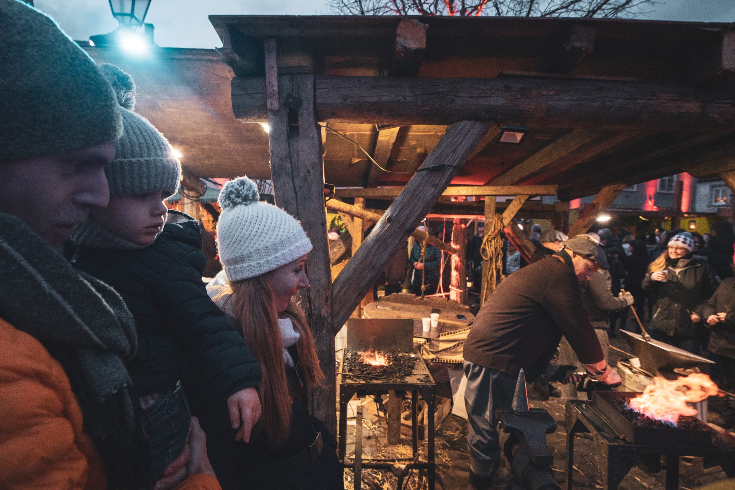 Famille observant les démonstrations des vieux métiers