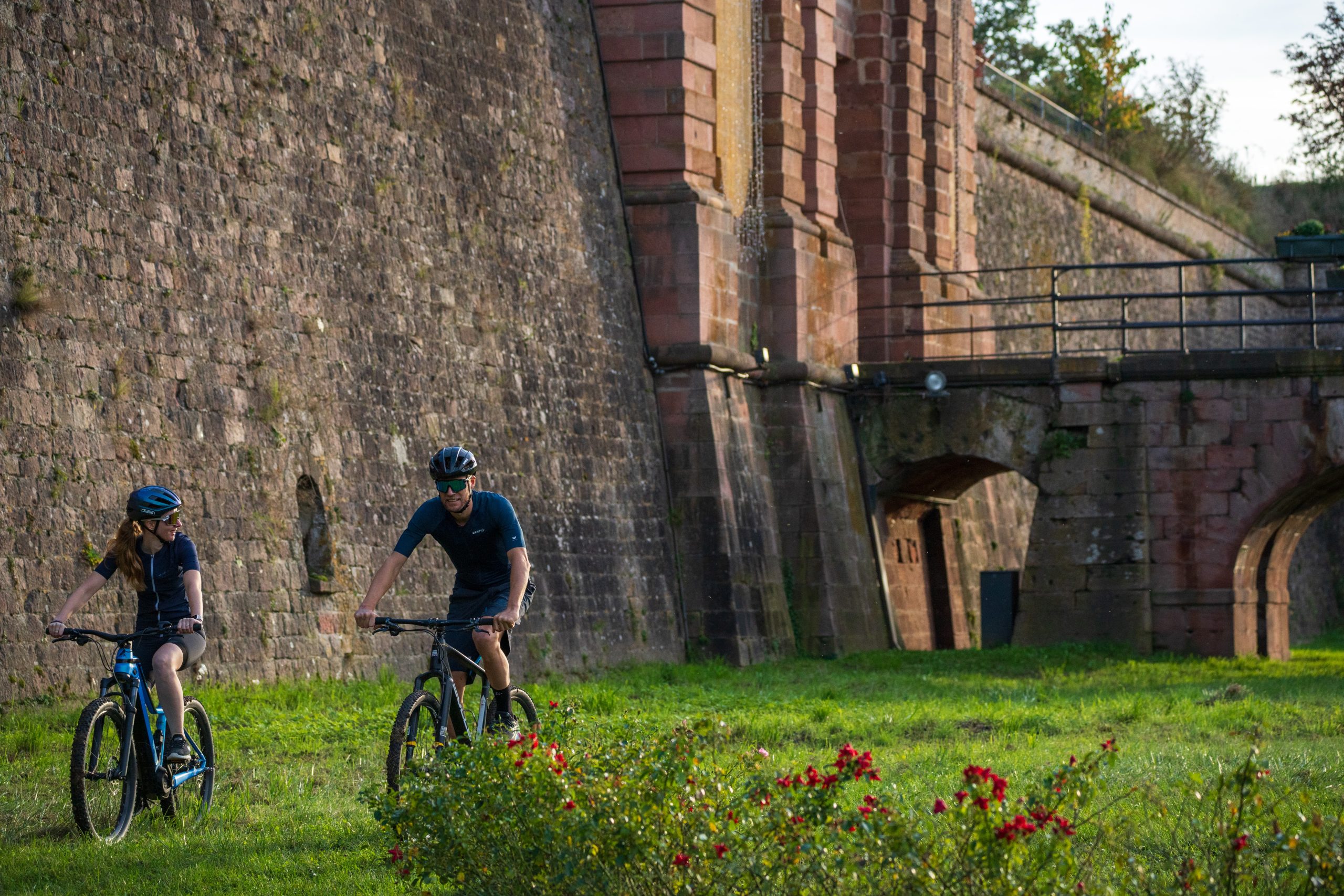 Cyclistes à vélo au pieds des fortifications de Neuf-Brisach