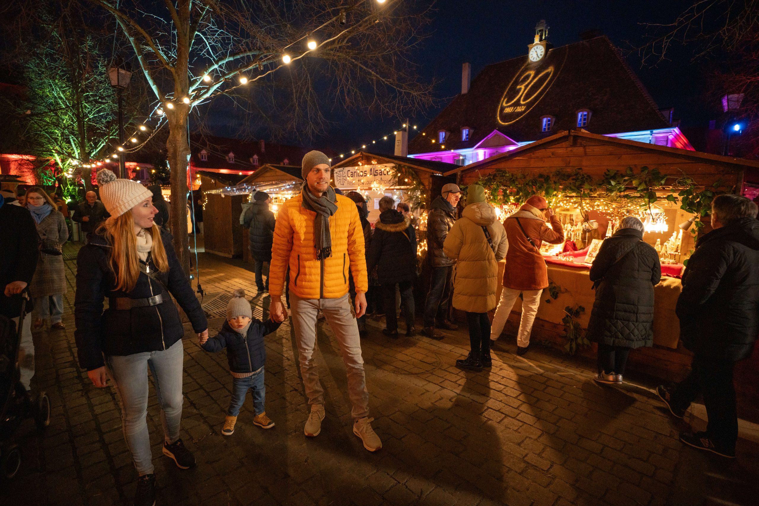Famille déamublant au marché de Noël de Neuf-Brisach