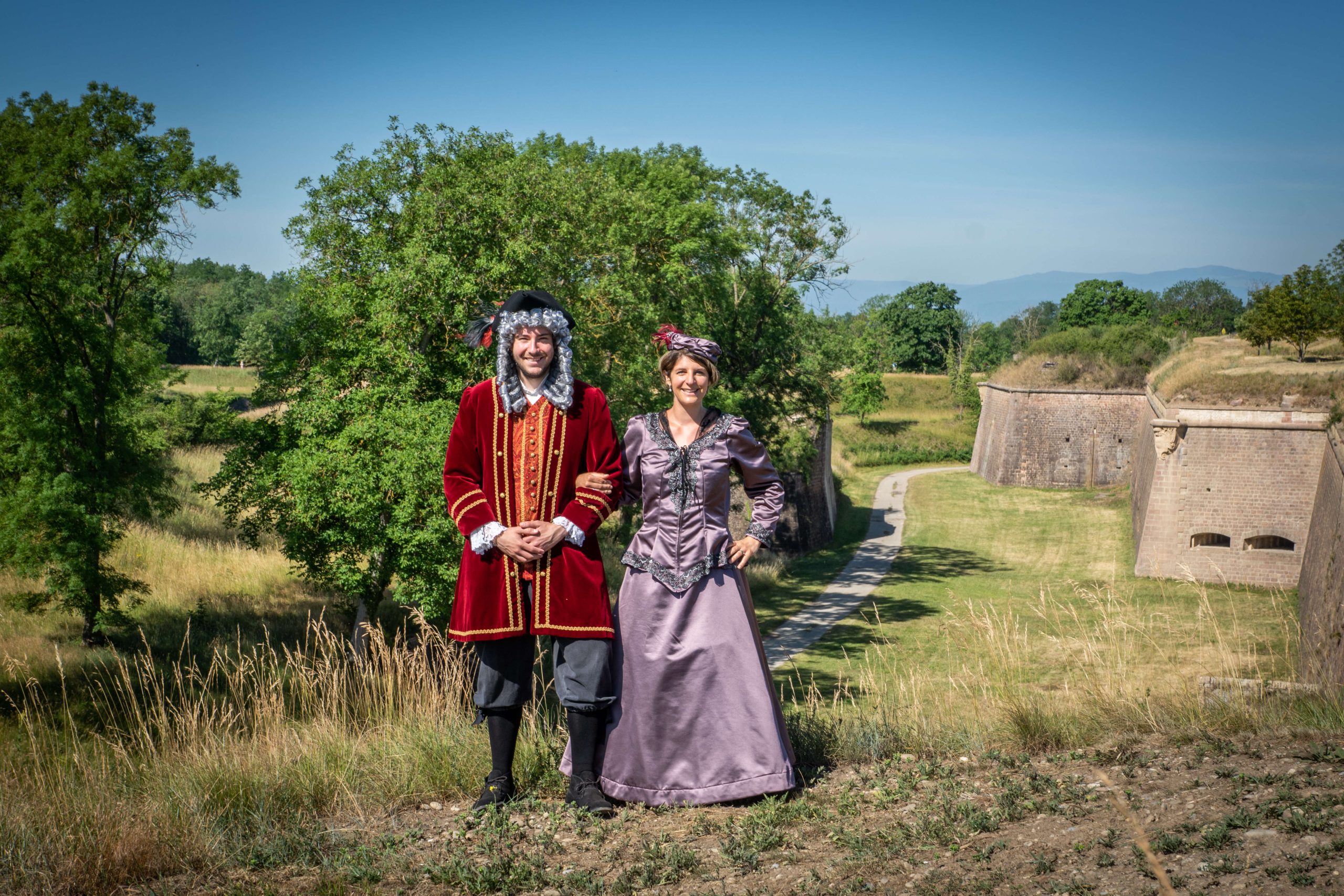 Deux guides en costume dans les remparts de Neuf-Brisach