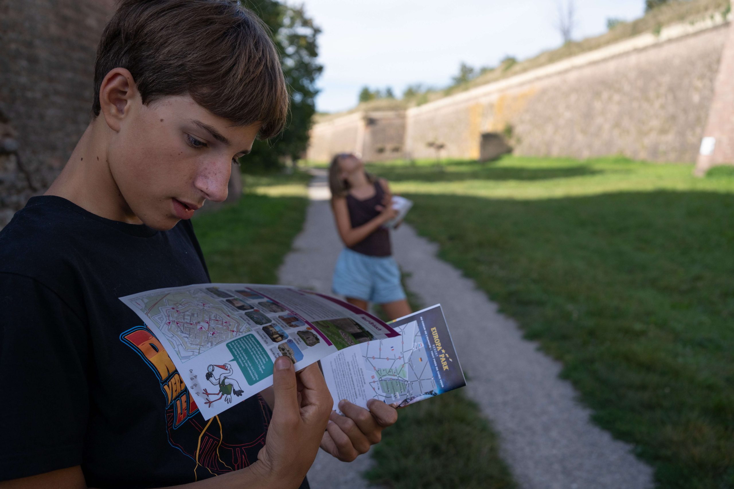 Enfant tenant un livret de visite ludique