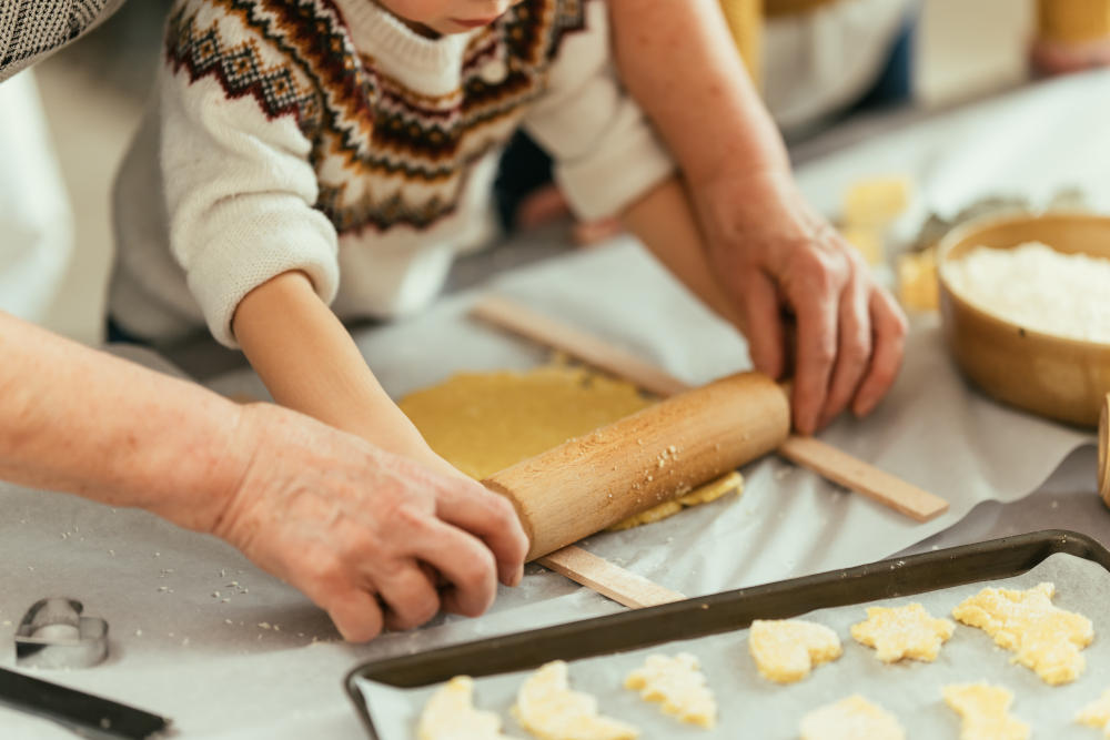 Famille observant les vieux métiers