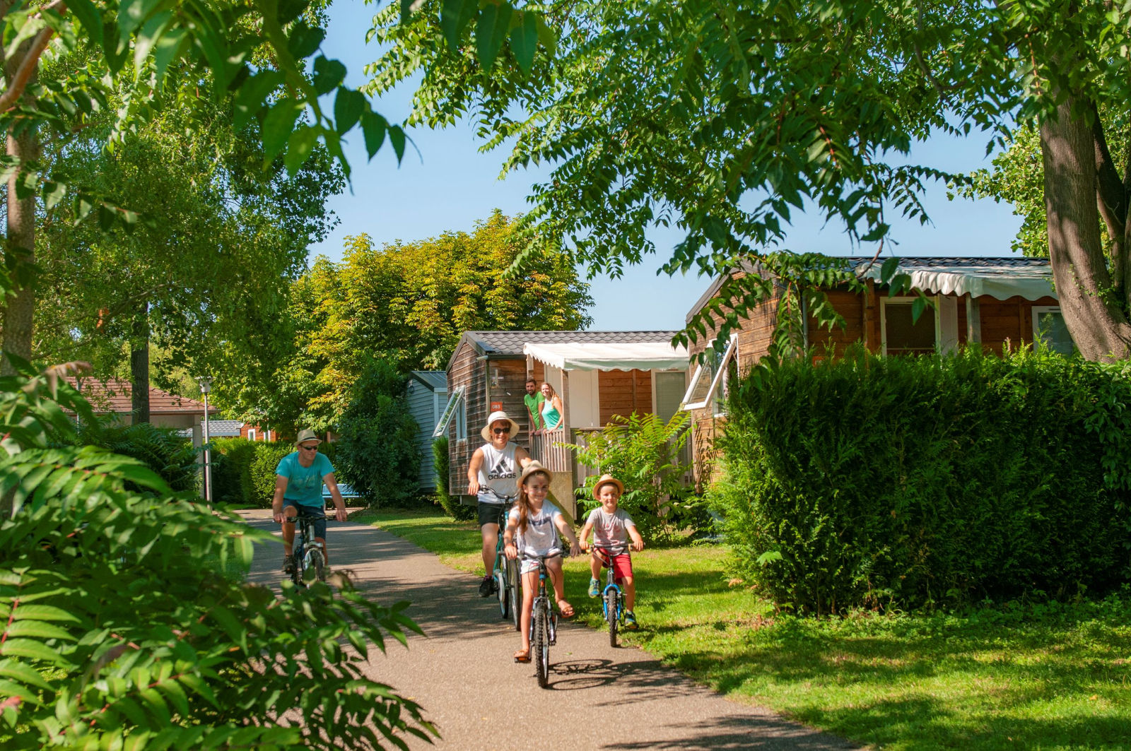 Personnes à vélo se promenant dans le camping