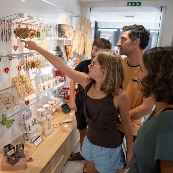 Famille observant la boutique de l'ot