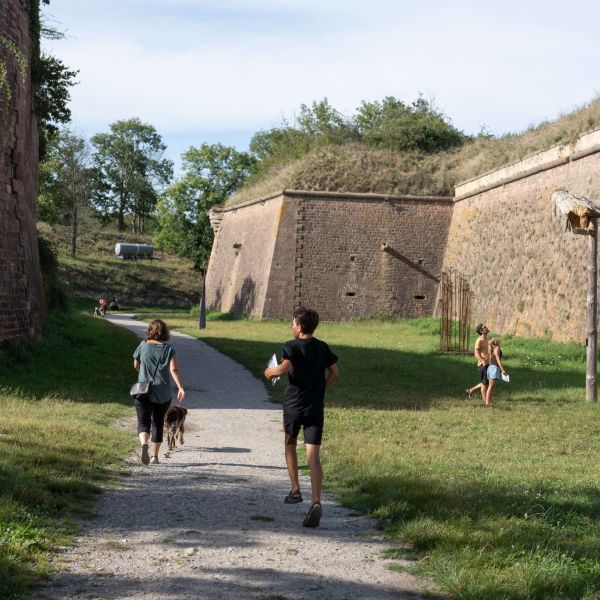 Famille qui se balade dans les remparts de Neuf-Brisach