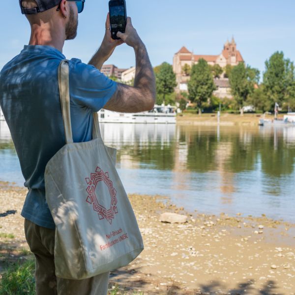 Personne faisant une photo sur l'Ile du Rhin - Vogelgrun