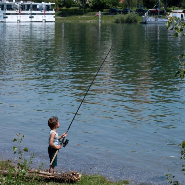 Enfant qui pêche 