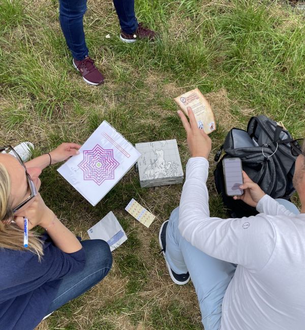 Joueurs entrain de résoudre une énigme du sac à dos