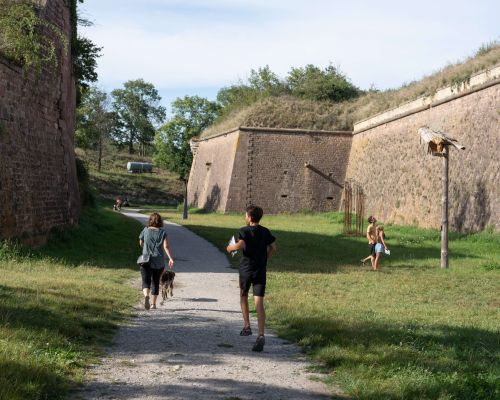 Famille qui se balade dans les remparts de Neuf-Brisach