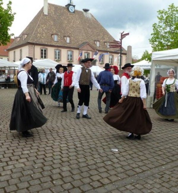 Danseurs vêtus du costume traditionnel alsacien pour la fête du muguet à Neuf-Brisach