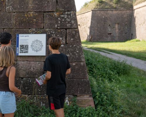 Famille dans les fortifications de Neuf-Brisach