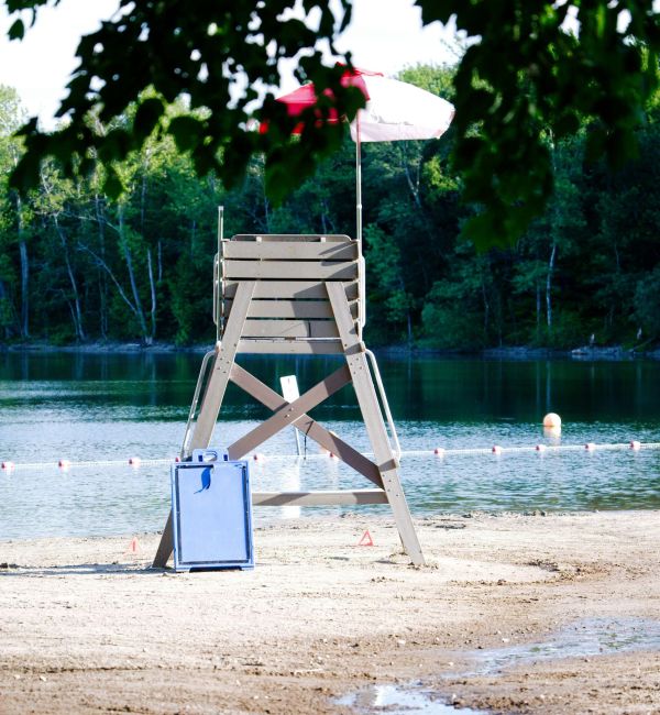 Famille déambulant au marché de Noël de Neuf-Brisach
