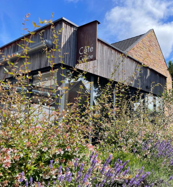 Famille déambulant au marché de Noël de Neuf-Brisach