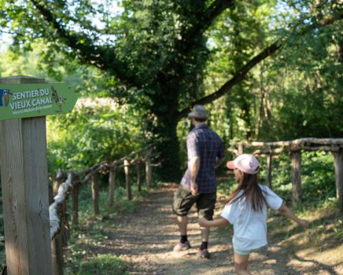 Famille se promenant sur le sentier de la Maison de la nature à Hirtzfelden